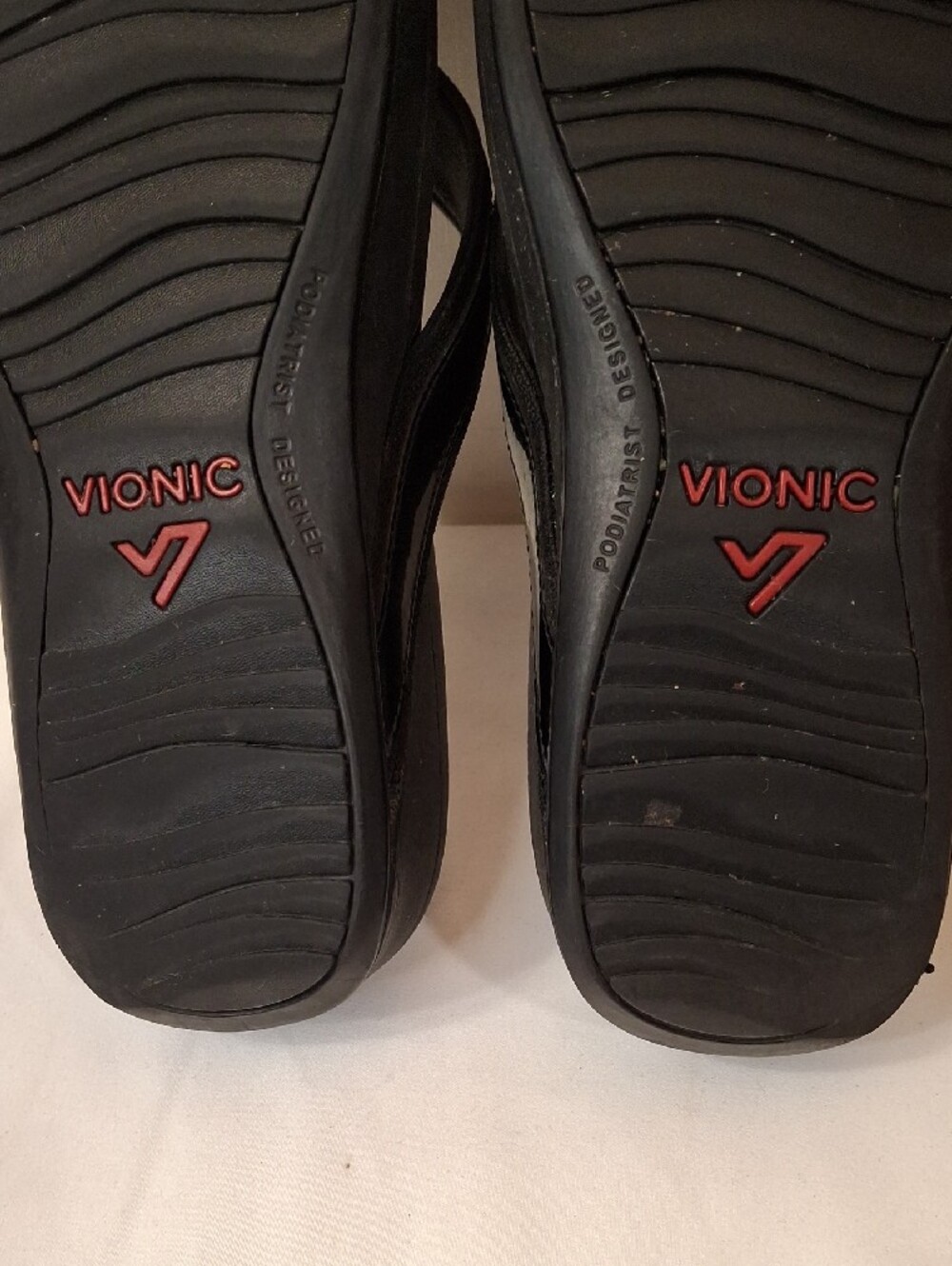 Vionic Women's Black Synthetic Comfort Thong Flip Flops, with Patent Straps - Picture 9 of 10